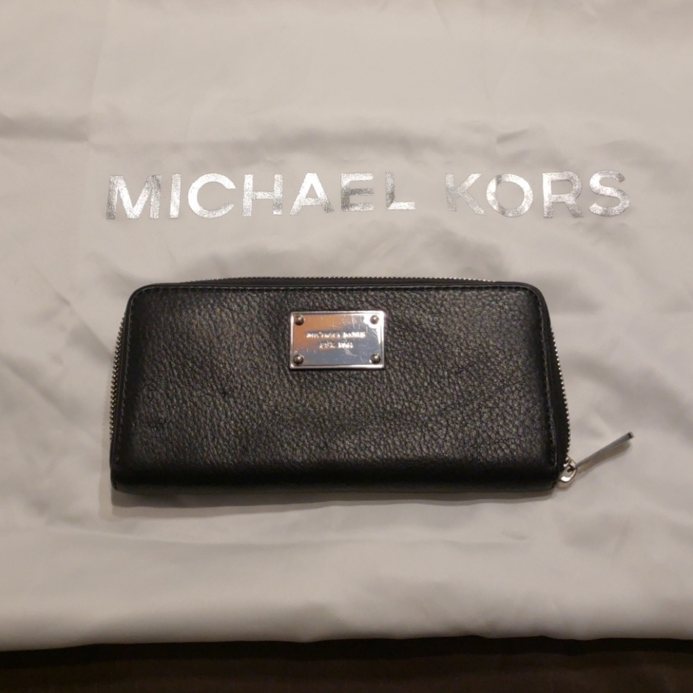 👜👜  Authentic Michael Kors wallet